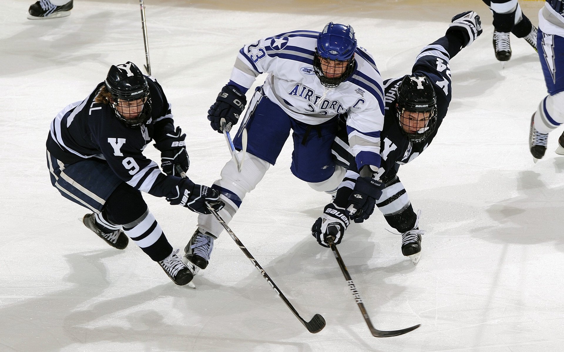 逆境中的“铁血队伍”——坚韧不拔的足球精神,铁血足球运动员